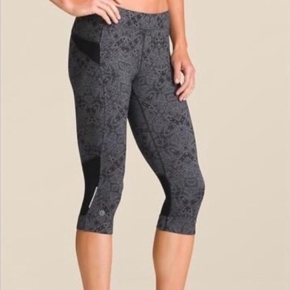 *ATHLETA* NWOT Bare to Run Cario Capri Leggings
